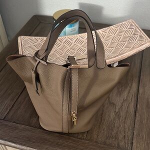 Elegant Tan Leather Tote Bag